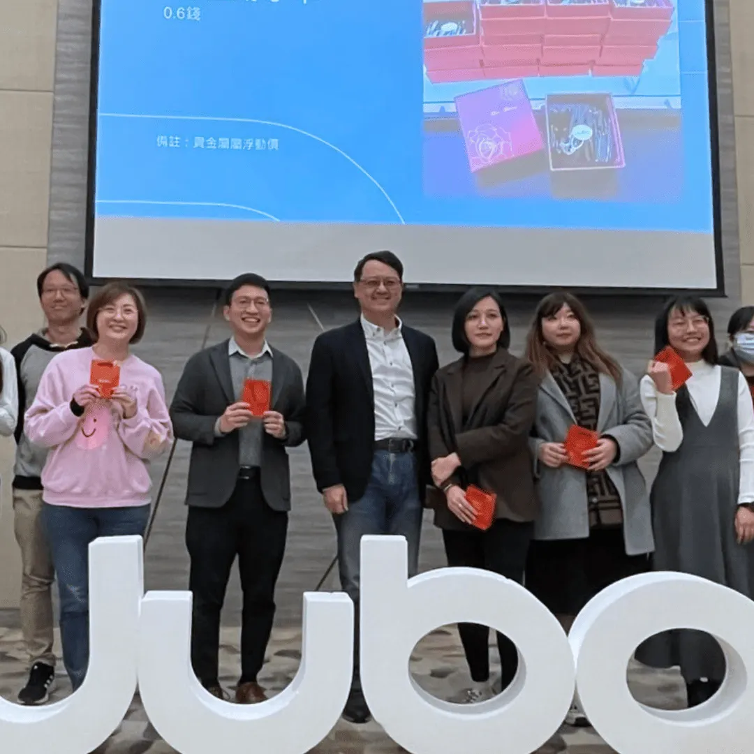 肥迪在長照科技公司獲選年度優秀員工上台領獎