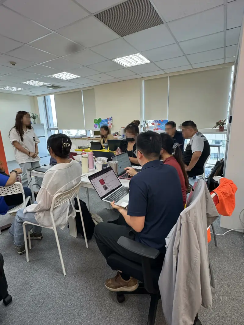 肥迪陪客戶在現場一起操作阿里巴巴國際站後台